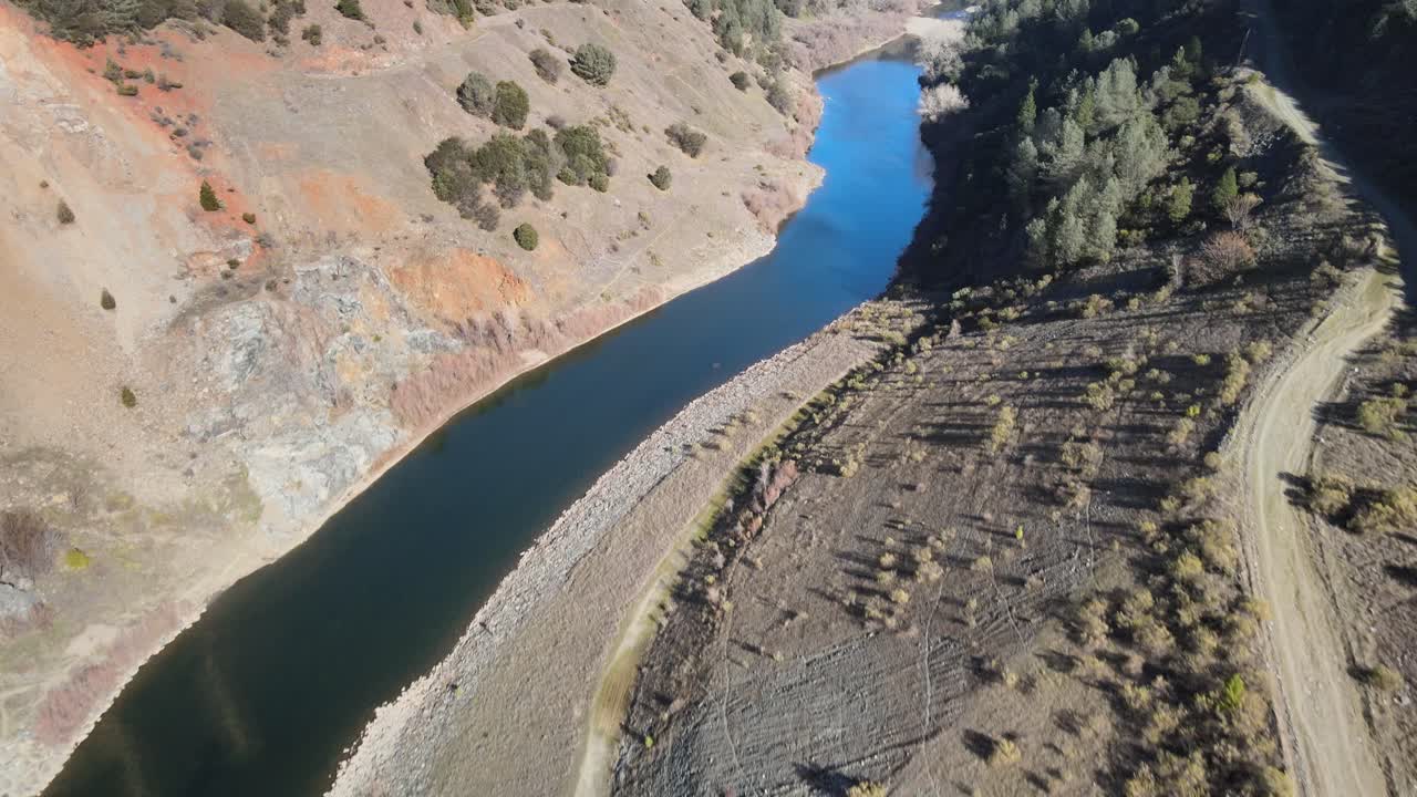 시에라 네바다 산맥의 북쪽 포크 아메리칸 강 위를 천천히 날고 있습니다.