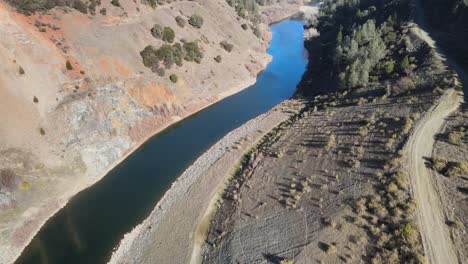 Langsamer-Flug-über-Den-North-Fork-American-River-In-Der-Sierra-Nevada