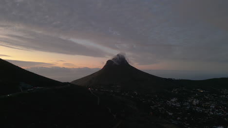 Sonnenuntergang-Drohnenaufnahme-Des-Lions-Head-Mountain-In-Kapstadt,-Südafrika