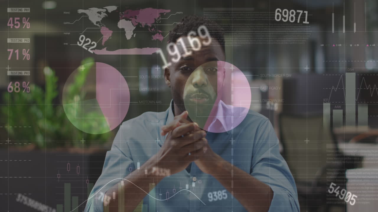 Animation de traitement de données sur un homme afro-américain parlant face caméra au bureau.