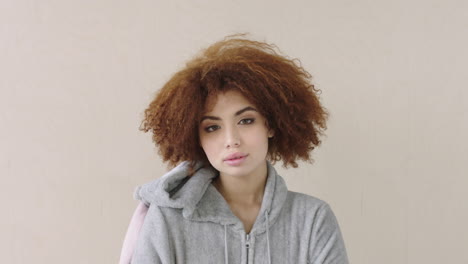 retrato de una mujer joven aburrida de una chica de moda con afro