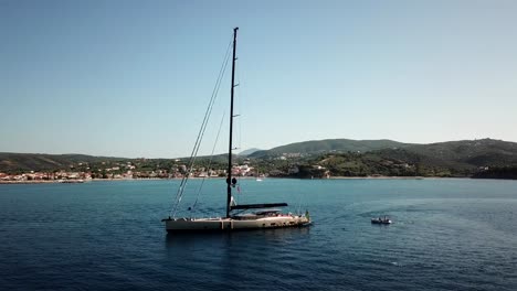vista de drones de un velero en grecia, con la costa detrás