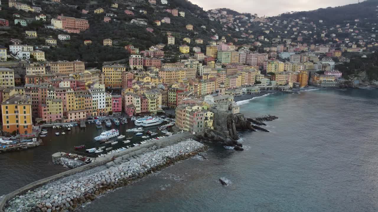 Costa di Camogli, Liguria, Italia, con mare cristallino in inverno all'alba e vista aerea