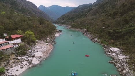 Gente-Haciendo-Rafting-En-El-Río-Ganges---Rishikesh---India