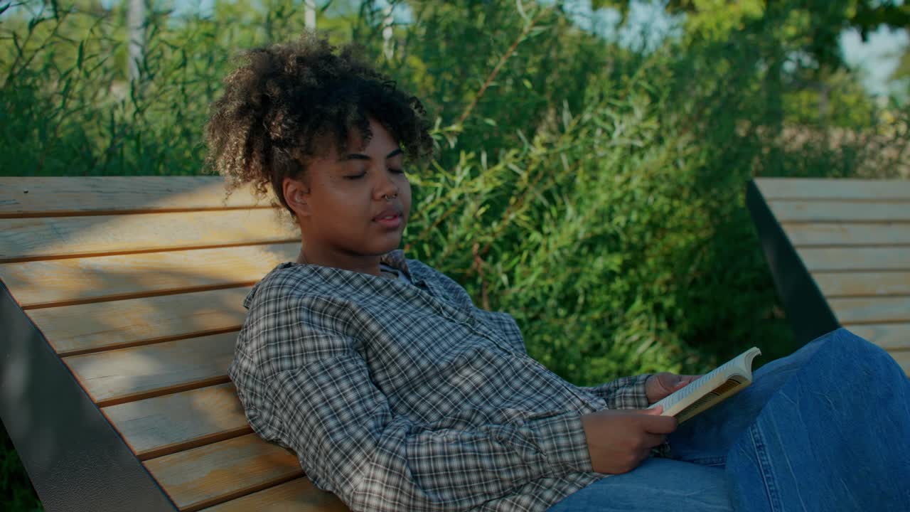 Femme, lecture livre, dehors