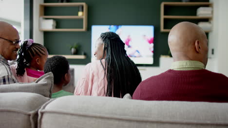 Padres-Afroamericanos,-Hijo,-Hija-Y-Abuelos-Viendo-Rugby-Con-Espacio-Para-Copiar,-Cámara-Lenta