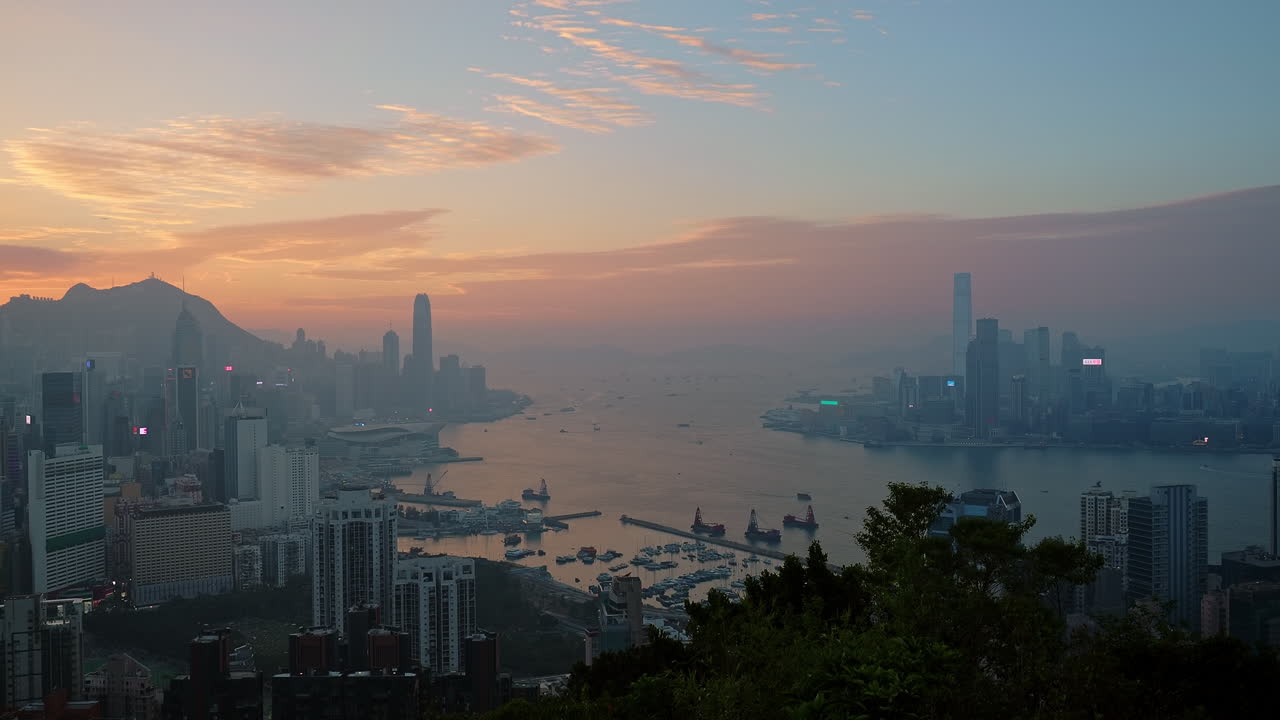 alta vista con vistas al puerto de victoria, incluida la isla de hong kong y kowloon al atardecer