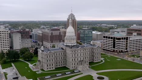 Michigan-State-capitol-building-in-Lansing,-Michigan-with-drone-video-wide-shot-moving-in-a-circle