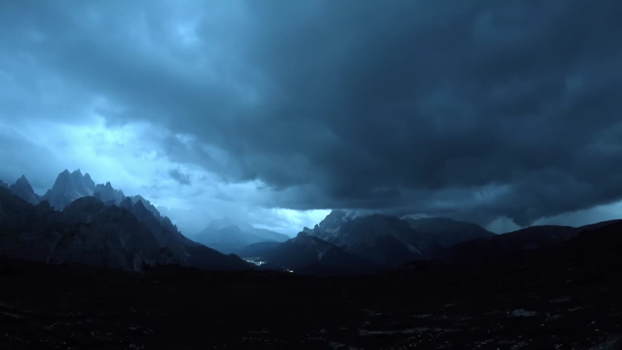 parque natural nacional tre cime en los dolomitas alpes el lapso de tiempo. la hermosa naturaleza de italia vuela relámpagos y tormentas.