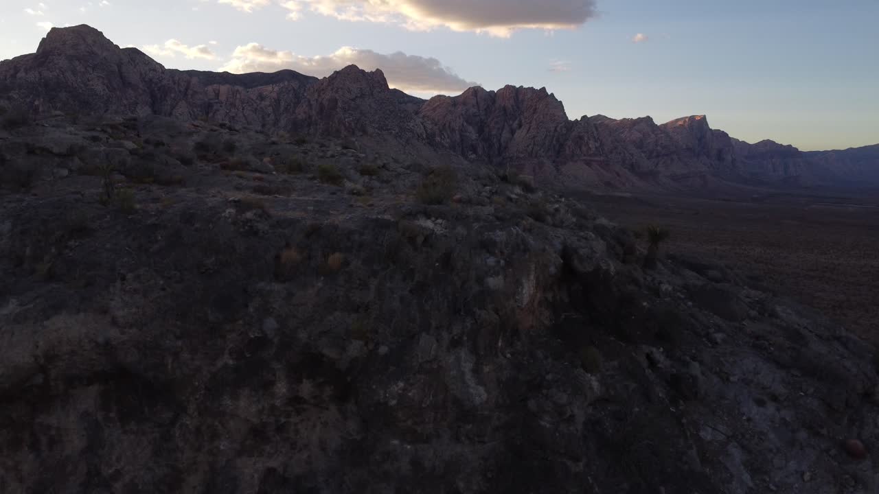 un dron volando sobre una cordillera