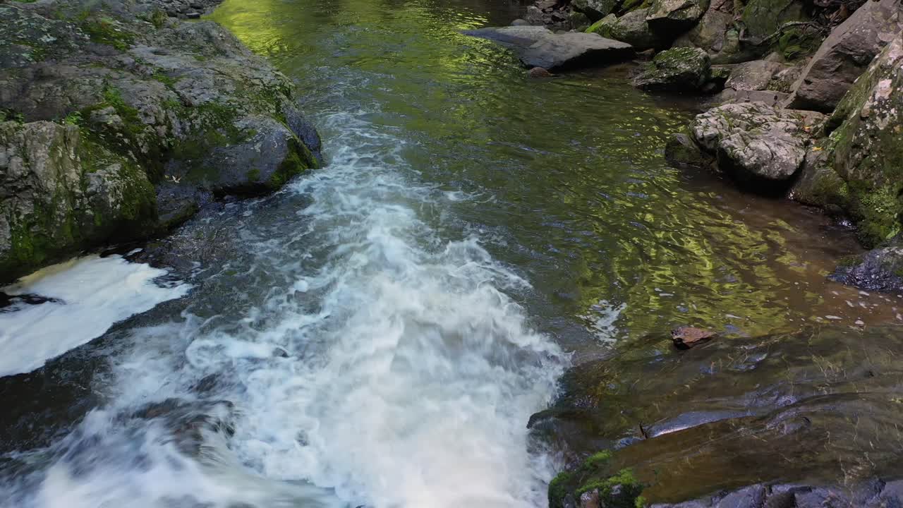 Ruscello con piccole cascate nelle Smoky Mountains.