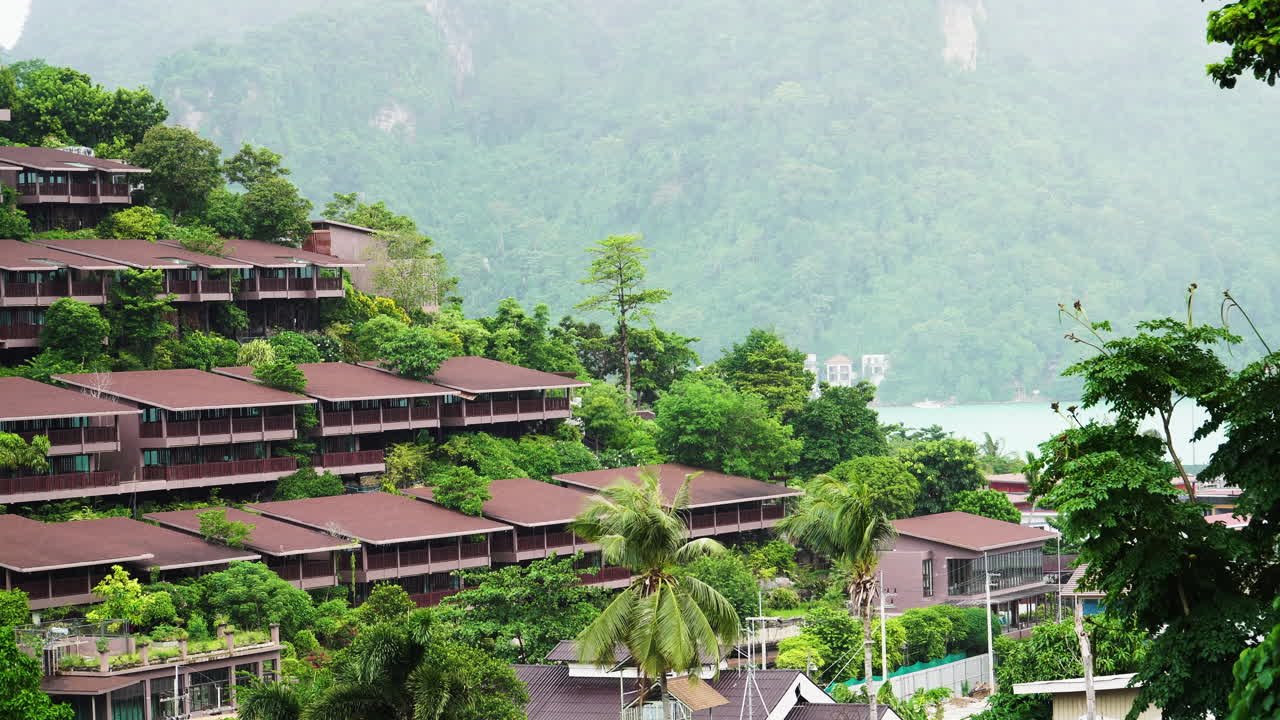 статический вид террасовых домов на мысе перед морем