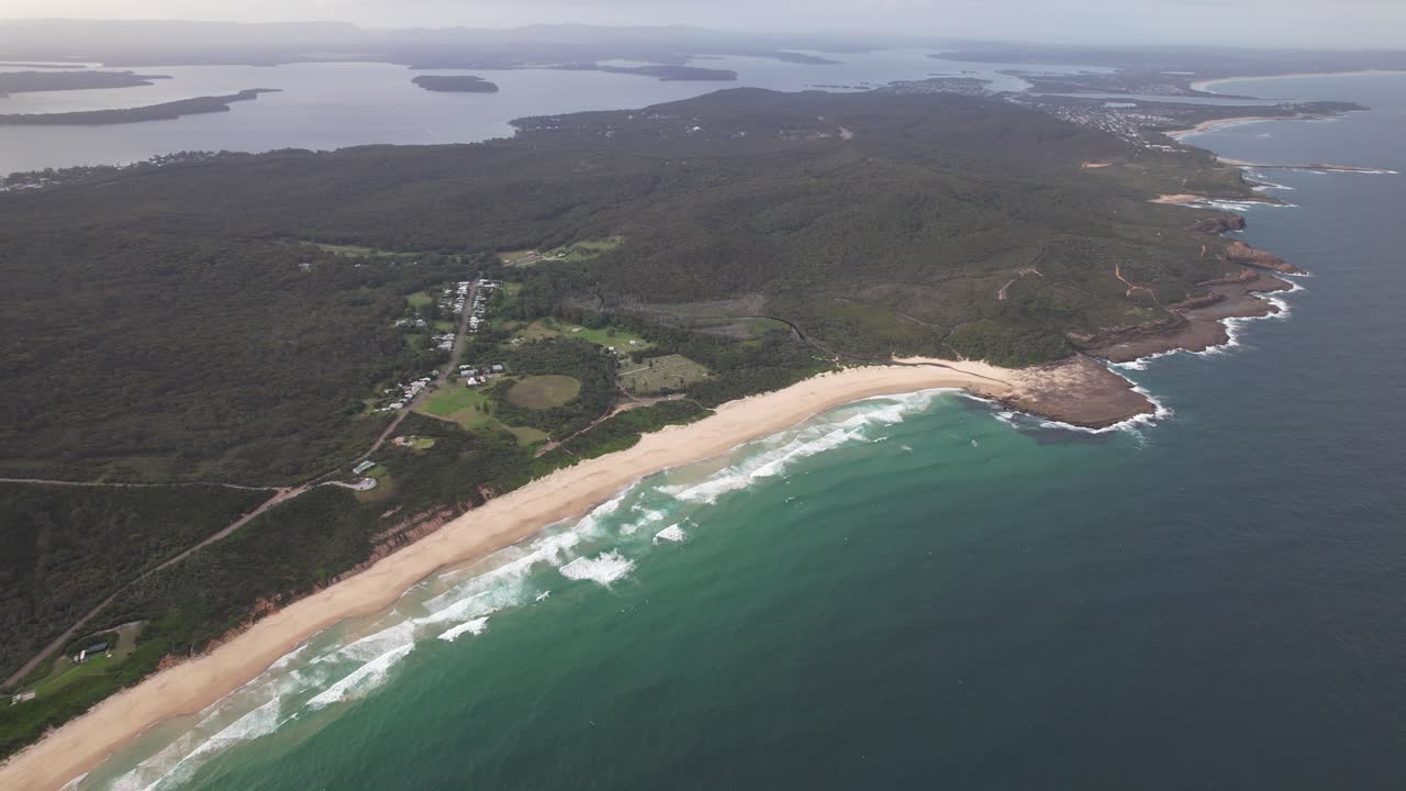 Panoramisk udsigt over Middle Camp Beach i Catherine Hill Bay, NSW, Australien - Droneoptagelse