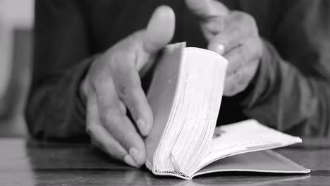 orando a dios con las manos en la biblia en la mesa con la gente stock footage stock video