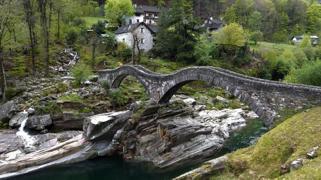 el famoso puente entre bosques verzasca, lavertezzo