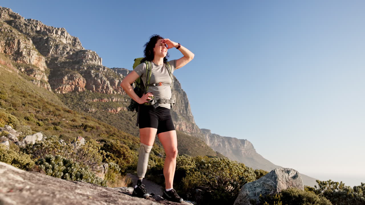 mujer caminando por las montañas con una prótesis