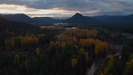 Vuelo-Sereno-Por-La-Mañana-Sobre-Un-Bosque-Brumoso-Y-Un-Río-En-El-Noroeste-Del-Pacífico,-Washington,-Plataforma-Aérea