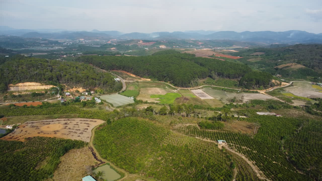 vista panorámica aérea de los campos agrícolas para el café y otros cultivos en las tierras altas de vietnam