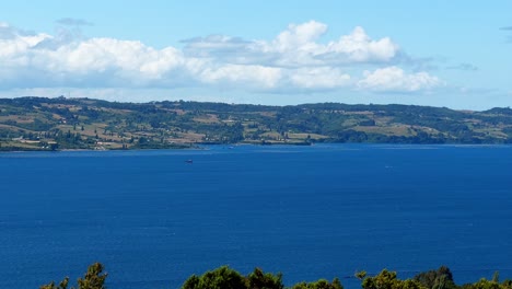 Chiloé-Vista-Panorámica-Y-Lejana-De-La-Isla-Principal-Desde-El-Muelle-De-Los-Brujos,-Sur-De-Chile-En-Un-Día-Soleado