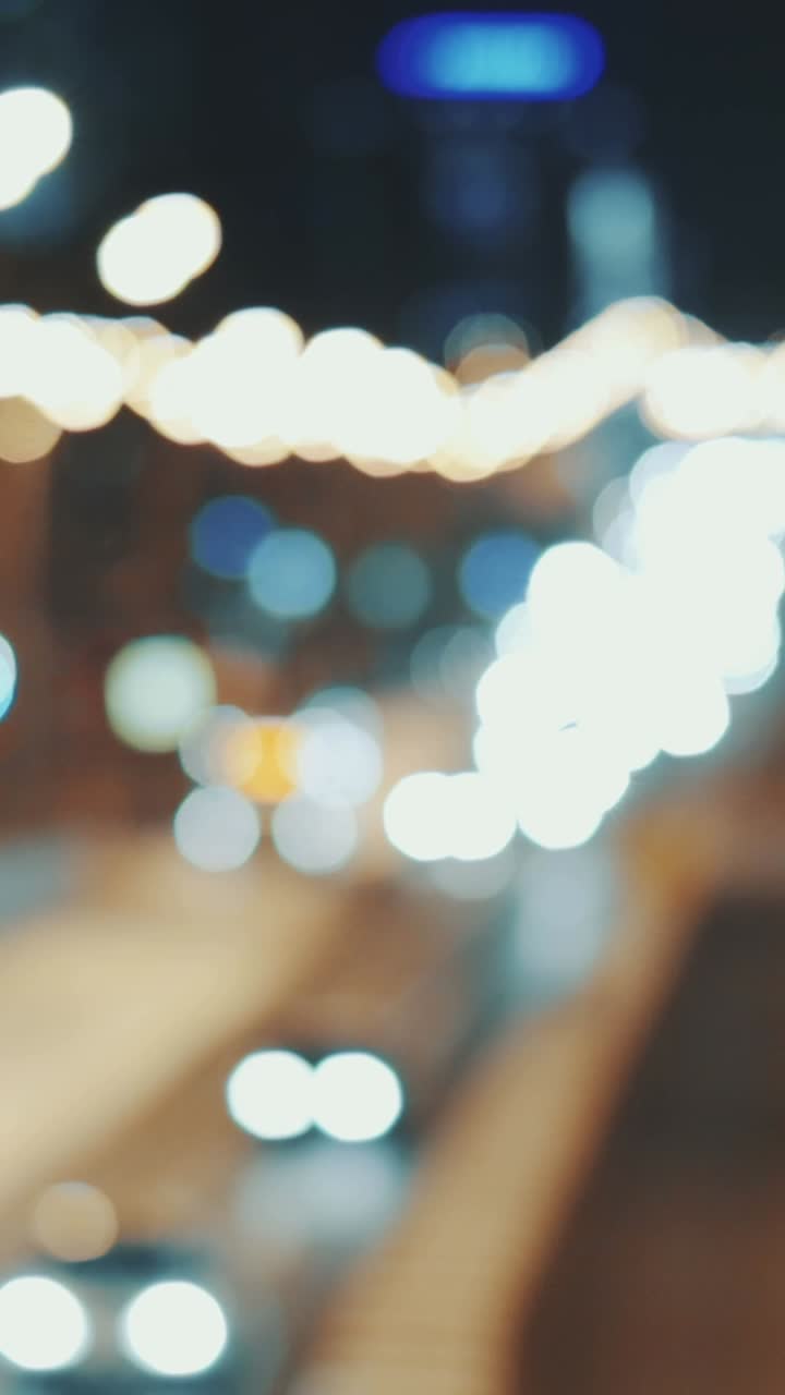 luces borrosas de la ciudad por la noche