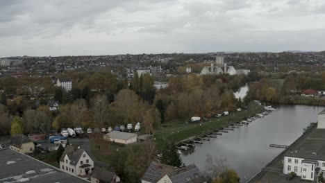 Toma-Aérea-De-Drones-Del-Centro-De-La-Ciudad-Alemana-De-Kassel-En-Alemania,-Hessen,-Europa