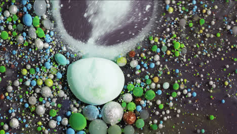 reacción química abstracta mitosis división celular explosión caótica con arte fluido acrílico líquido macro partículas burbujas efecto que fluye