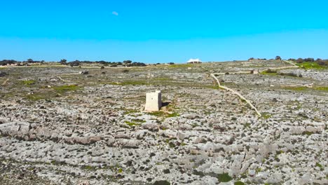 Drohne-Schoss-über-Felsen-In-Der-Natur-Und-Auf-Einen-Turm-Zu-4