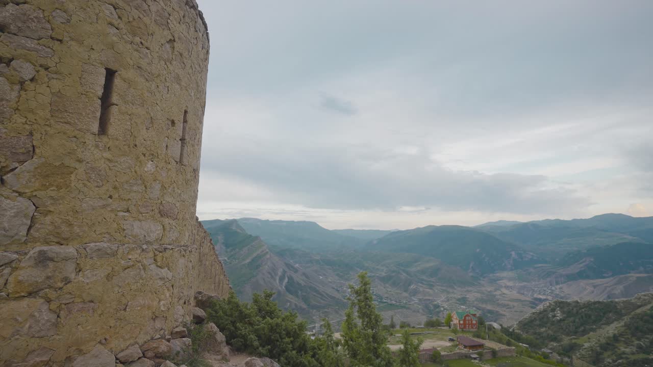 antiguas ruinas del castillo con vistas a las montañas