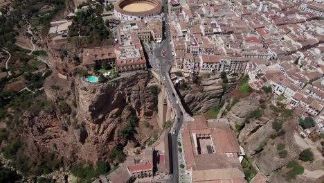 Imágenes-Aéreas-Panorámicas-De-Gran-ángulo-Del-Puente-Del-Desfiladero-Del-Tajo-Y-La-Plaza-De-Toros-En-Ronda,-Andalucía,-España