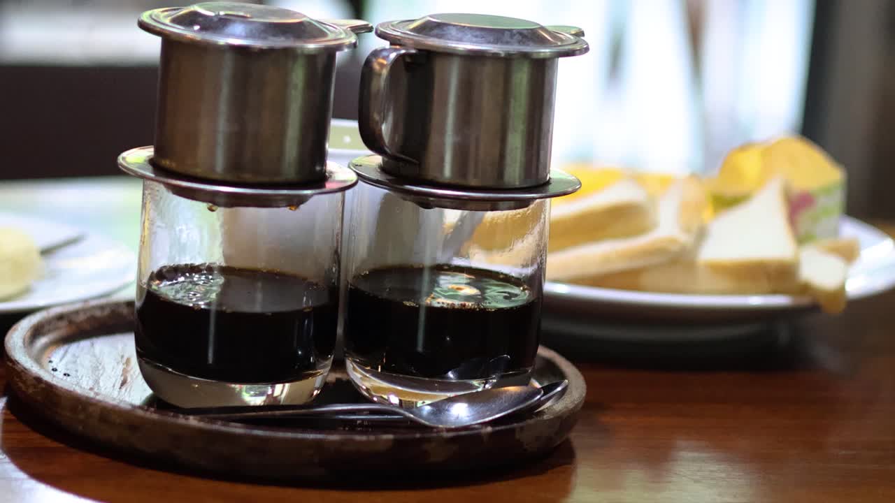 컵에서 베트남 커피의 순차적인 양조