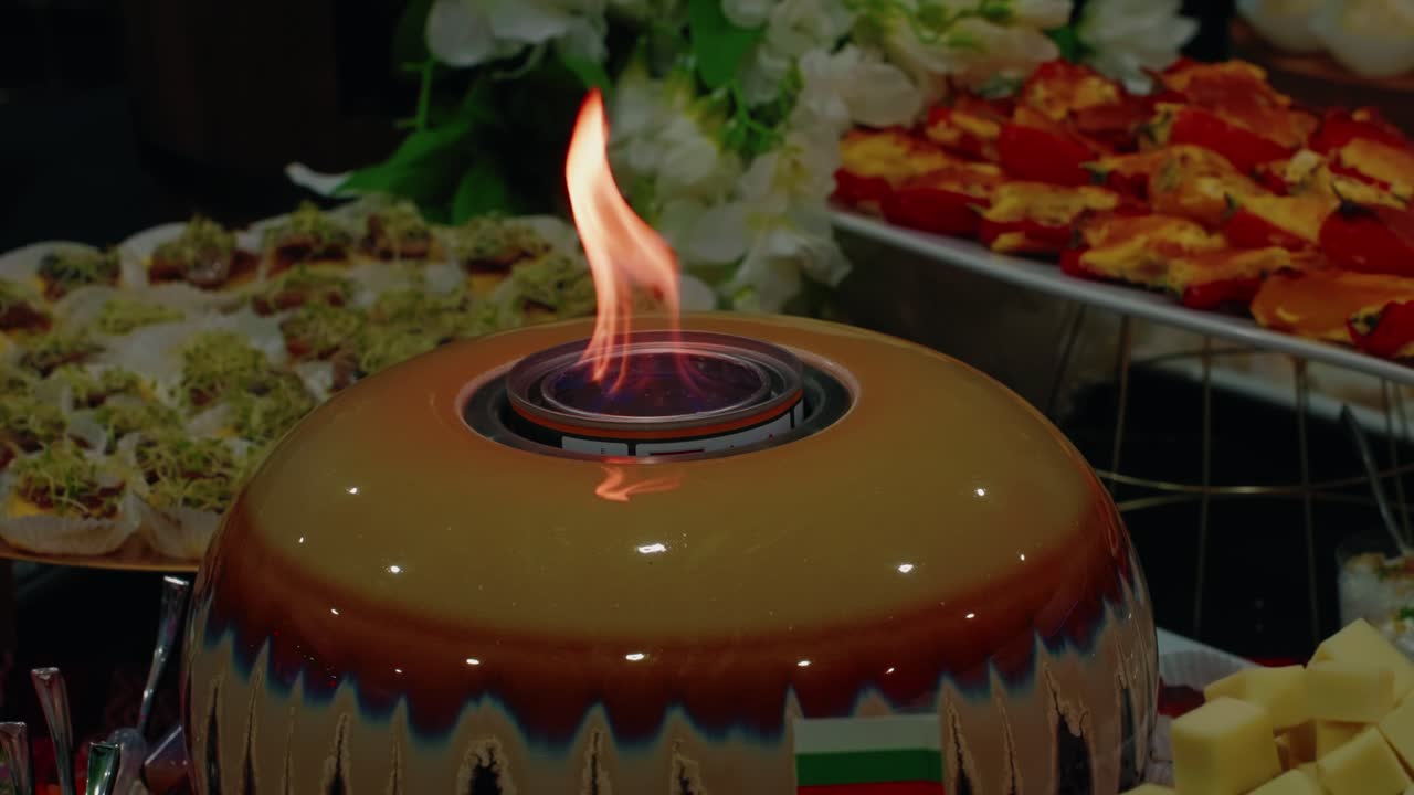 Vista dettagliata di un fuoco tremolante su un classico piatto di ceramica bulgara durante la festa nazionale del 3 marzo