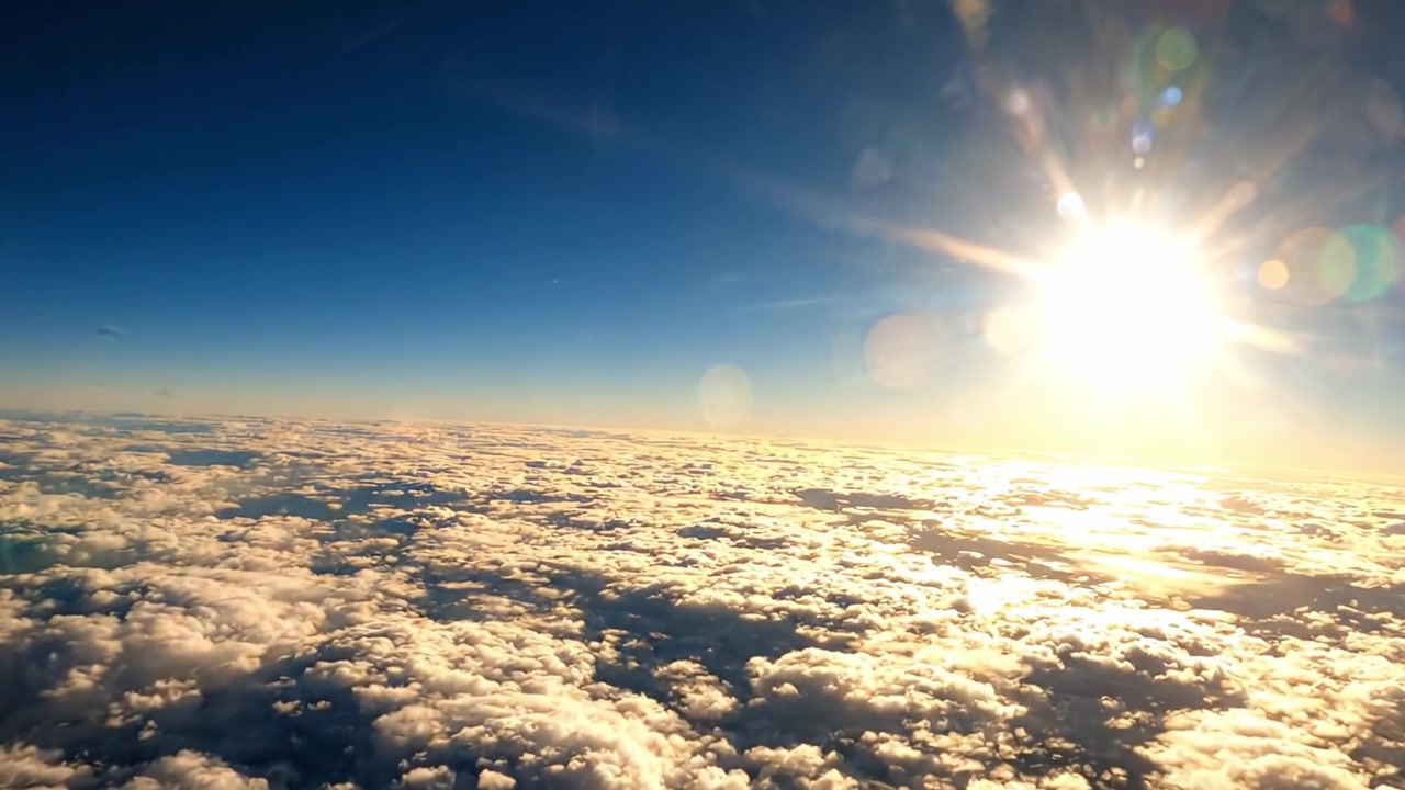 Una vista mozzafiato di nuvole illuminate dal sole radioso: catturare la serenità del cielo sopra il mondo da un'angolazione pittoresca