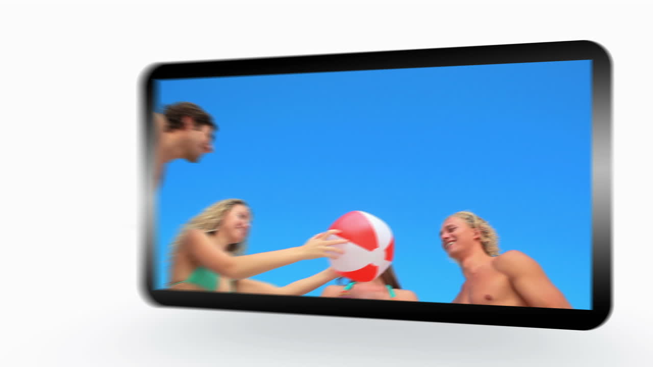 montaje de amigos divirtiéndose en la playa