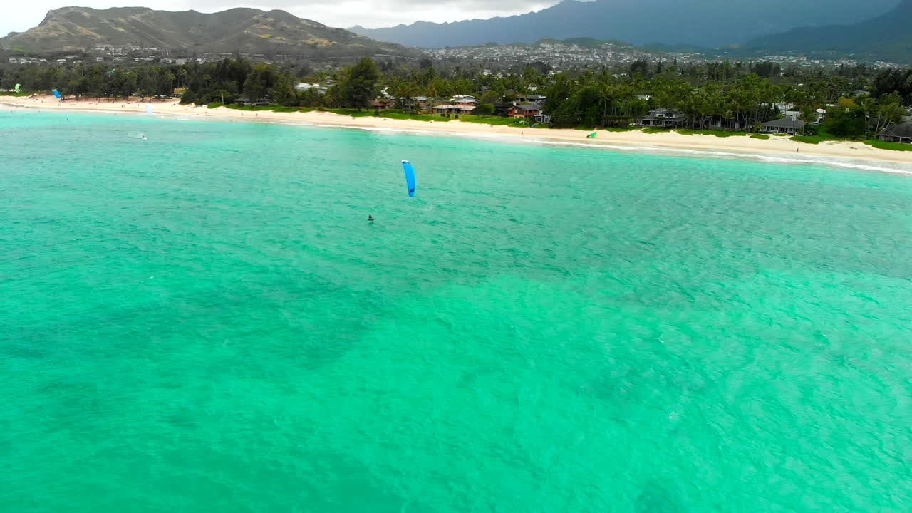 Cảnh quay trên không người chơi dù lượn ở Vịnh Kailua