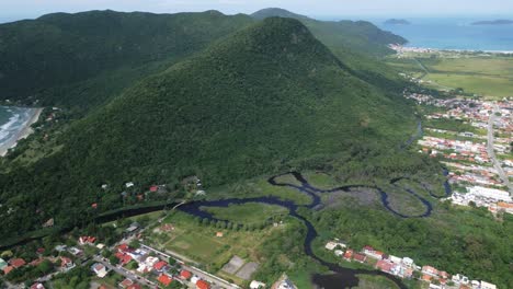 Drohnenflug-über-Malerischer-Landschaft-Auf-Der-Insel-Santa-Catarina,-Brasilien