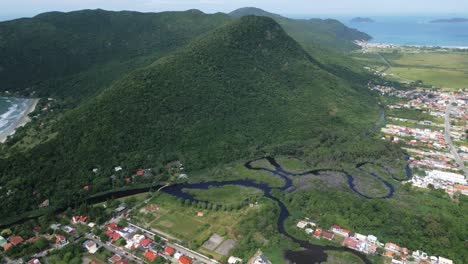 drones vuelan sobre el paisaje escénico de la isla de santa catarina, destino de viaje de brasil