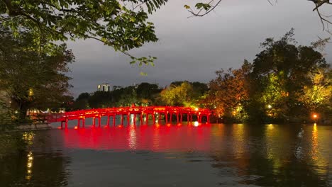 Red-Bridge-at-night-centred---The-Huc-Bridge-over-Hoan-Kiem-Lake,-Hanoi,-Vietnam