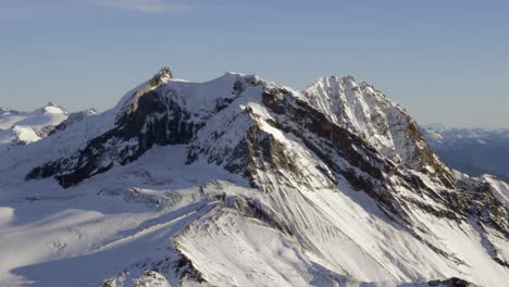 valle rocoso cubierto de nieve bajo un cielo despejado durante el invierno en vancouver, pemberton, whistler y squamish, canadá