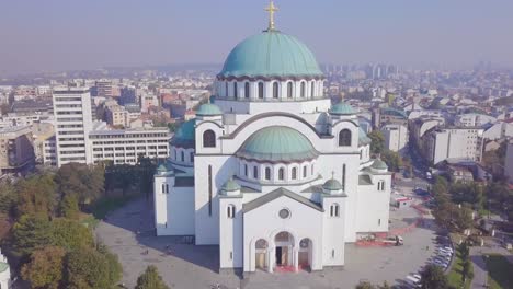 Hermosa-Y-Reveladora-Toma-Aérea-Ascendente-De-4k-Del-Templo-De-San-Sava-En-Belgrado