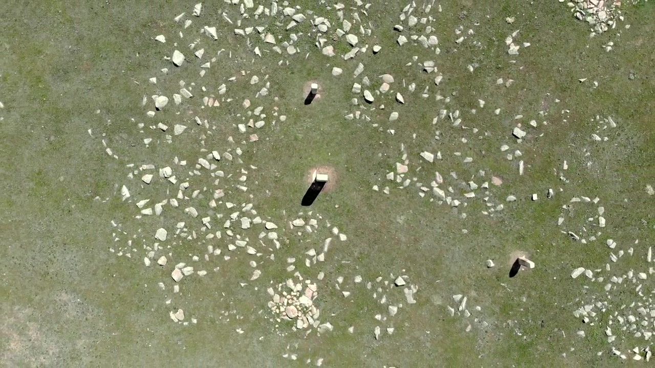 Flyfoto av et gammelt steinmonument i den mongolske steppen