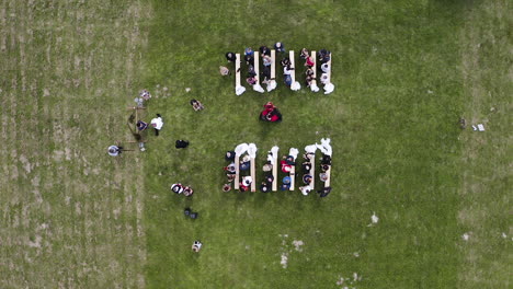 Gäste-Warten-Auf-Eine-Hochzeitszeremonie-Im-Freien-Auf-Einem-Feld,-Tschechien