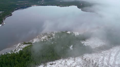 Blick-Aus-Der-Vogelperspektive-Auf-Verschneite-Felder-Oder-Weiden