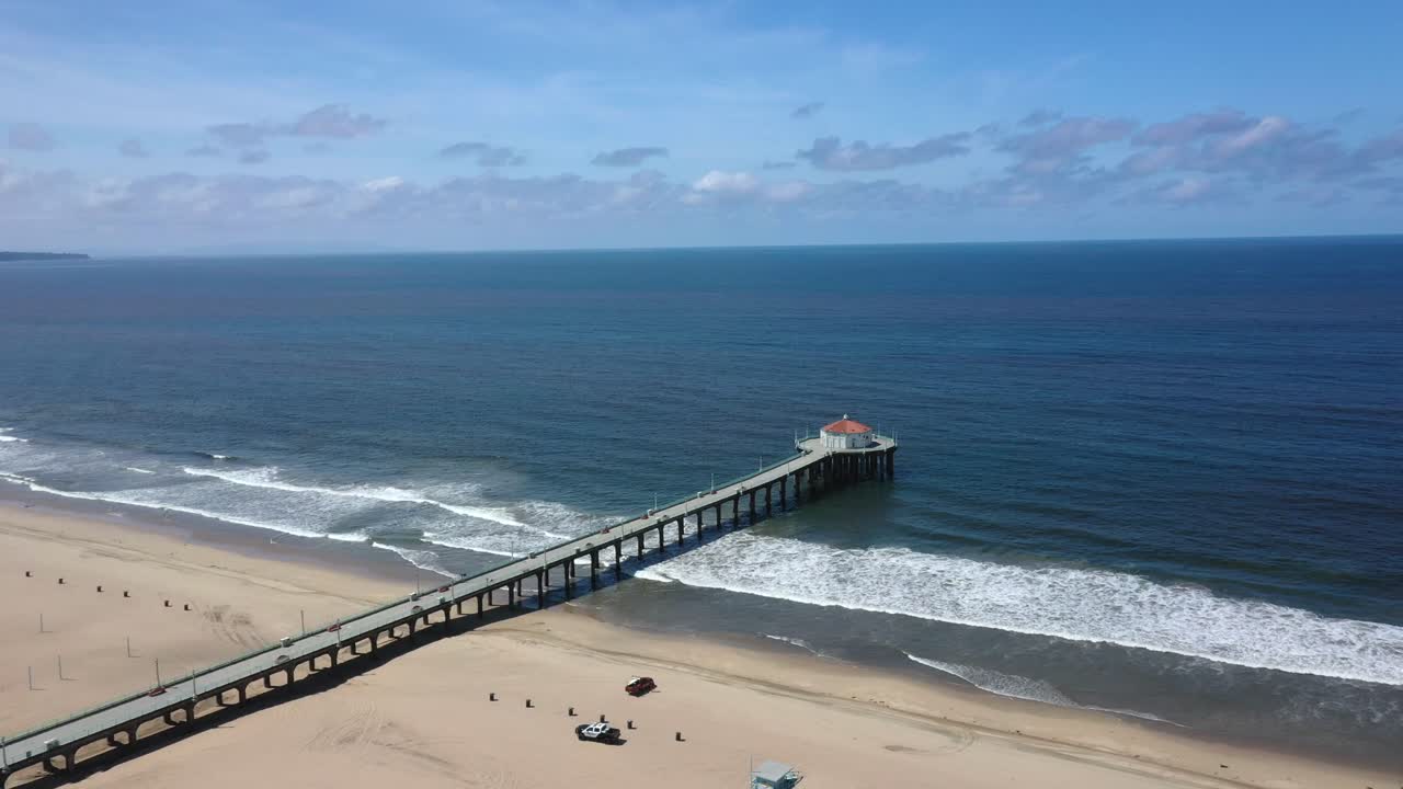 캘리포니아 맨하탄 해변 부두와 원형 수족관 근처 해변에서 순찰차 운전