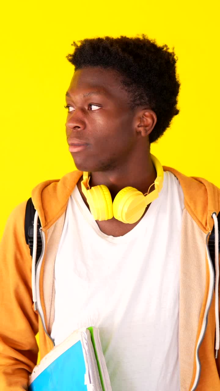 Jovem afro-americano com fones de ouvido e mochila