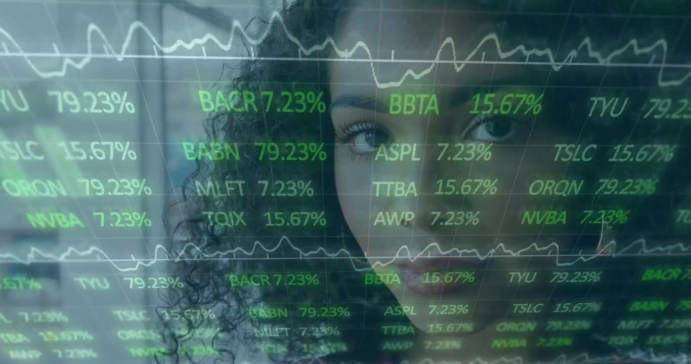 Overlay vises, kvinde scanner tickers ved vindue, gennemgår markeder, smiler i pink top og med øreringe.