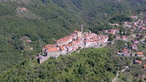 vista aérea de un pequeño pueblo a través de las montañas en italia