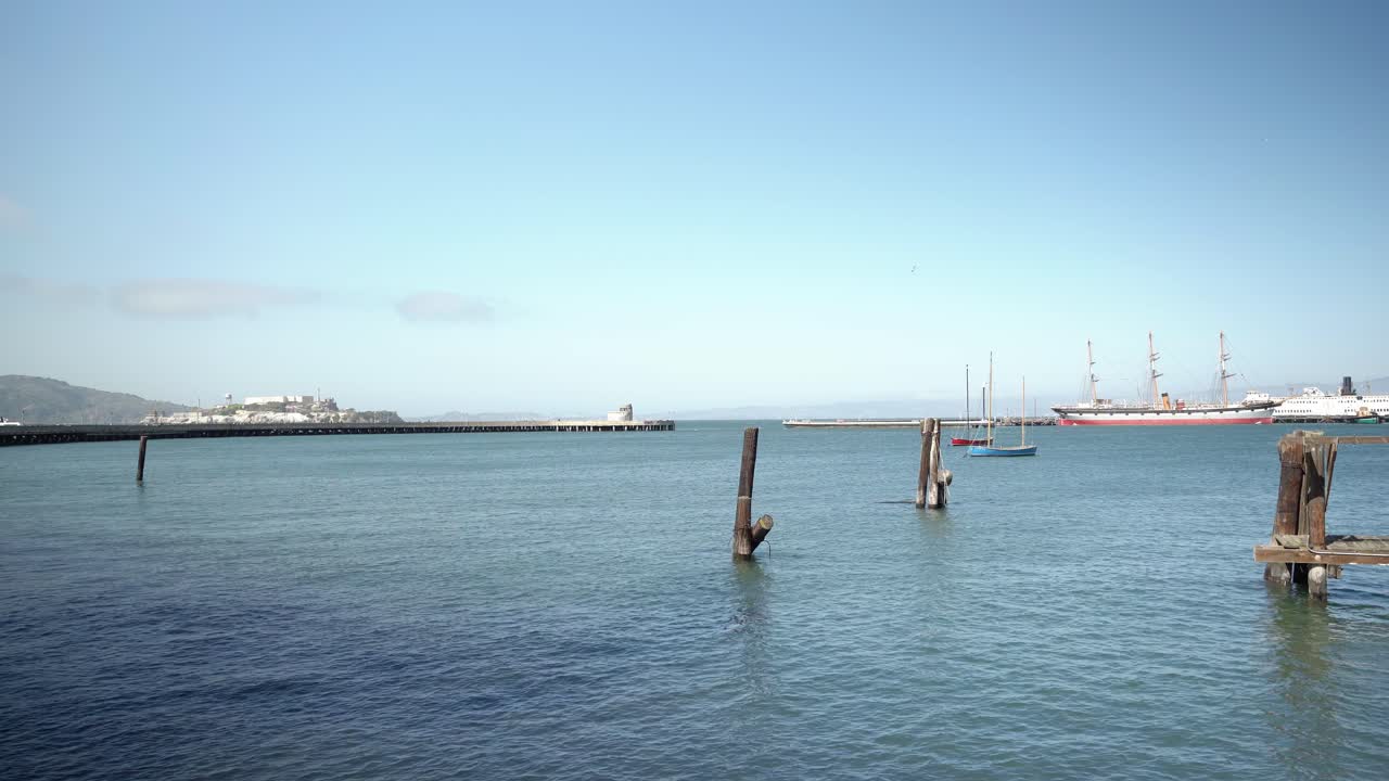 vista panorámica de la isla de alcatraz y algunos barcos junto a la bahía