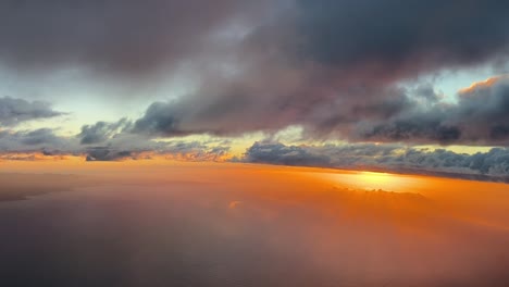 Amanecer-Con-Nubes-Y-Un-Cielo-Res-Desde-Una-Cabina