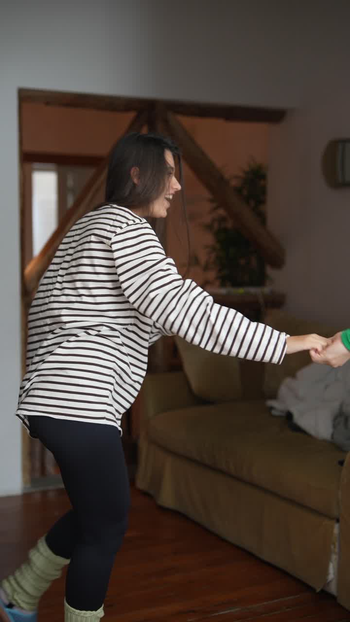 Mulher dançando em casa