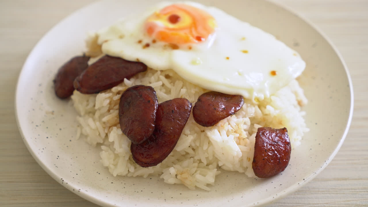 arroz con huevo frito y salchicha china - comida casera al estilo asiático